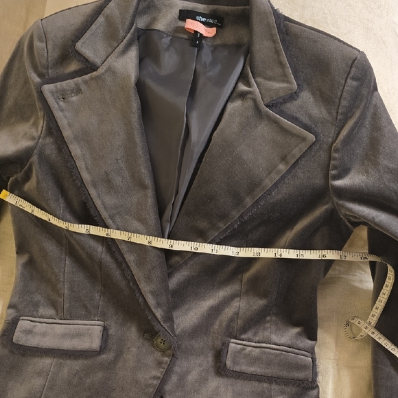 Sophisticated Gray Cropped Blazer with Tailored Silhouette - Picture 9 of 13